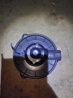 Мотор печки 87103-12050 на Toyota Premio ZZT245 Фото 3