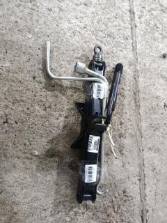 Домкрат на Toyota Porte NCP141