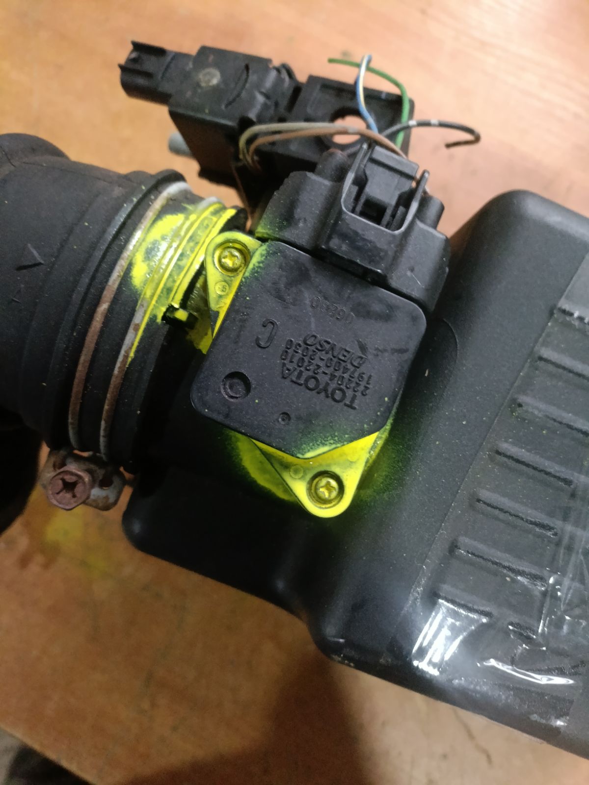 Корпус воздушного фильтра 17700-22140 на Toyota Opa ZCT15 1ZZ-FE Фото 11