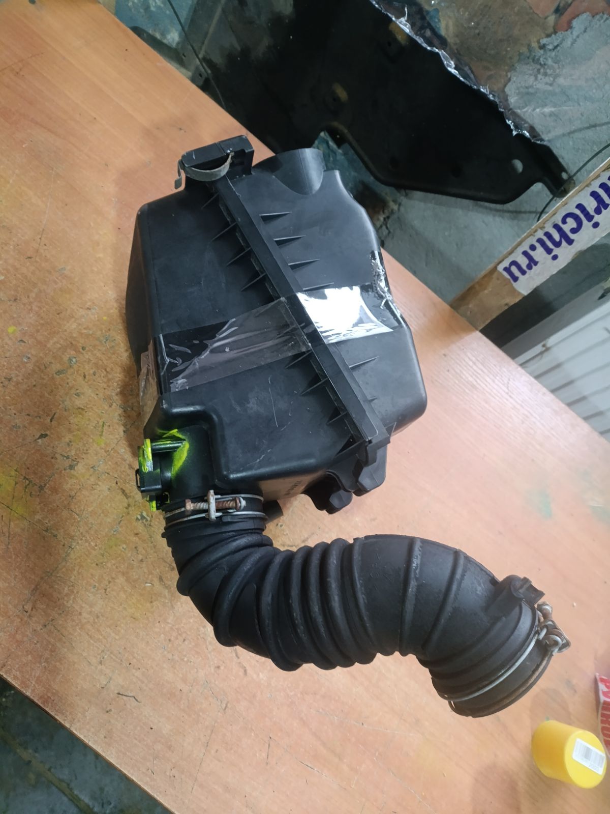 Корпус воздушного фильтра 17700-22140 на Toyota Opa ZCT15 1ZZ-FE Фото 12