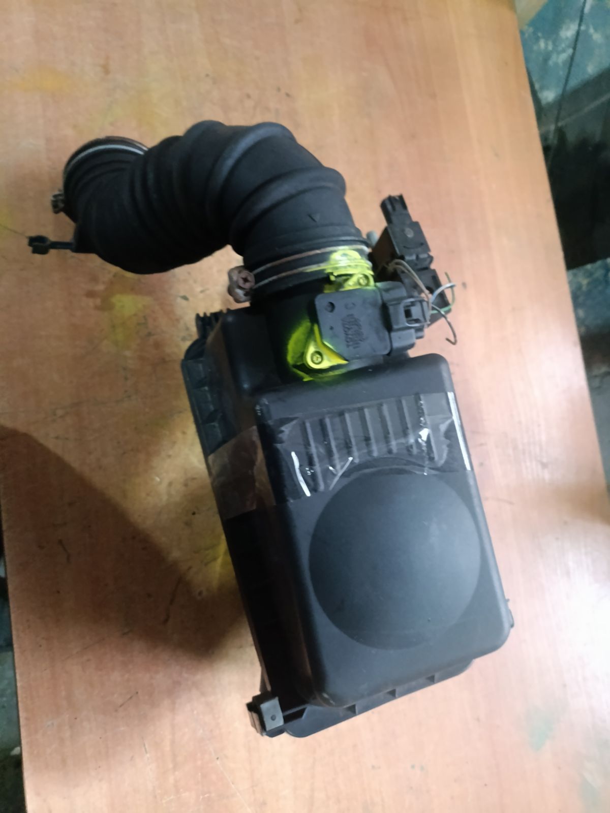 Корпус воздушного фильтра 17700-22140 на Toyota Opa ZCT15 1ZZ-FE Фото 10