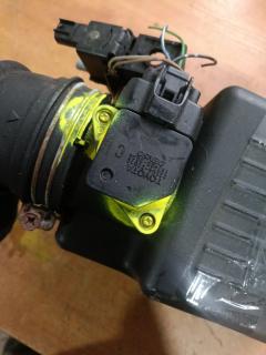 Корпус воздушного фильтра 17700-22140 на Toyota Opa ZCT15 1ZZ-FE Фото 11