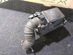 Корпус воздушного фильтра 17700-22140 на Toyota Opa ZCT15 1ZZ-FE Фото 3