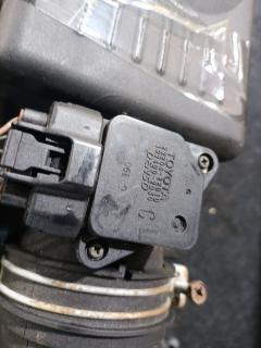 Корпус воздушного фильтра 17700-22140 на Toyota Opa ZCT15 1ZZ-FE Фото 5