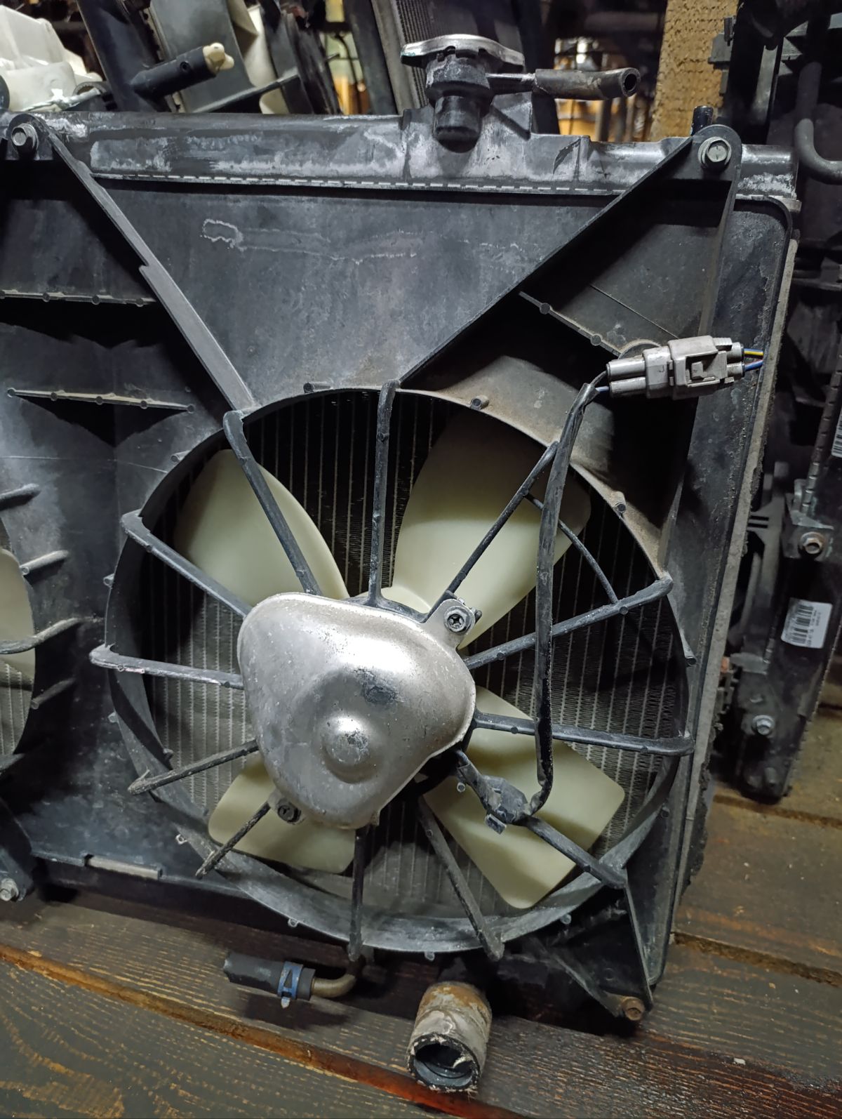 Радиатор ДВС на Toyota Kluger V ACU25W 2AZ-FE Фото 10