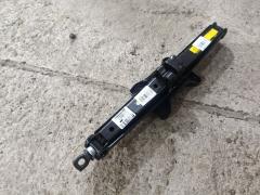Домкрат на Toyota Kluger V ACU25W