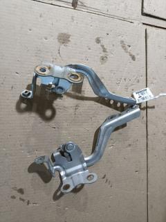 Крепление капота на Toyota Aqua NHP10