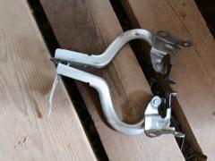 Крепление капота на Toyota Ractis NCP120
