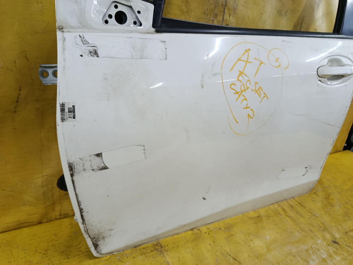 Дверь боковая на Toyota Vitz NSP130 Фото 3