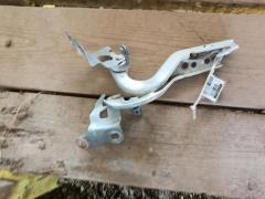 Крепление капота на Toyota Vitz NSP130