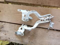 Крепление капота на Toyota Vitz NSP130