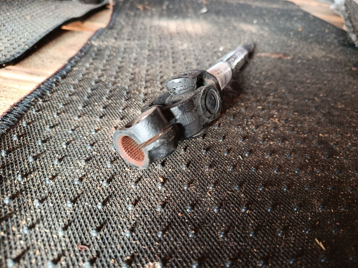 Рулевой карданчик на Toyota Kluger ACU25W 2AZ-FE Фото 3