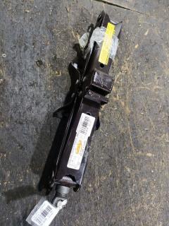 Домкрат на Toyota Voxy ZRR70G