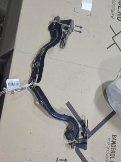 Крепление капота на Toyota Voxy ZRR70G