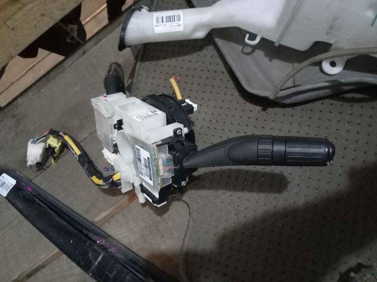 Переключатель поворотов 83111FG010 на Subaru Impreza Wagon GH2 Фото 3