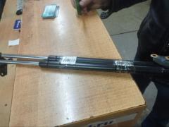 Амортизатор двери 68950-44020 на Toyota Gaia ACM10G Фото 2