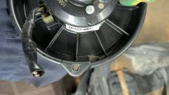 Мотор печки 87103-12030 на Toyota Corolla AE100 Фото 7