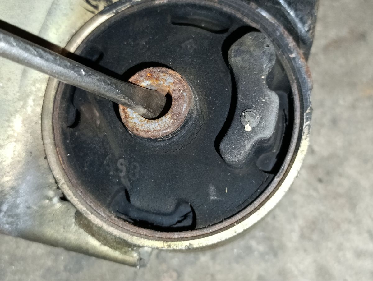 Подушка двигателя на Mazda Demio DW3W B3 Фото 3