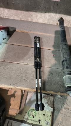 Амортизатор капота A2108800429 на Mercedes-Benz E-Class W210.053 Фото 2