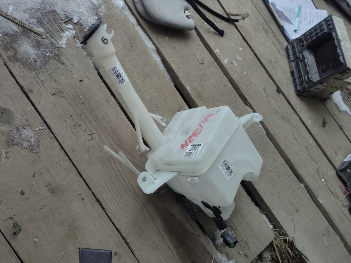 Бачок омывателя 85315-13080 на Toyota Corolla Fielder NZE144G Фото 4