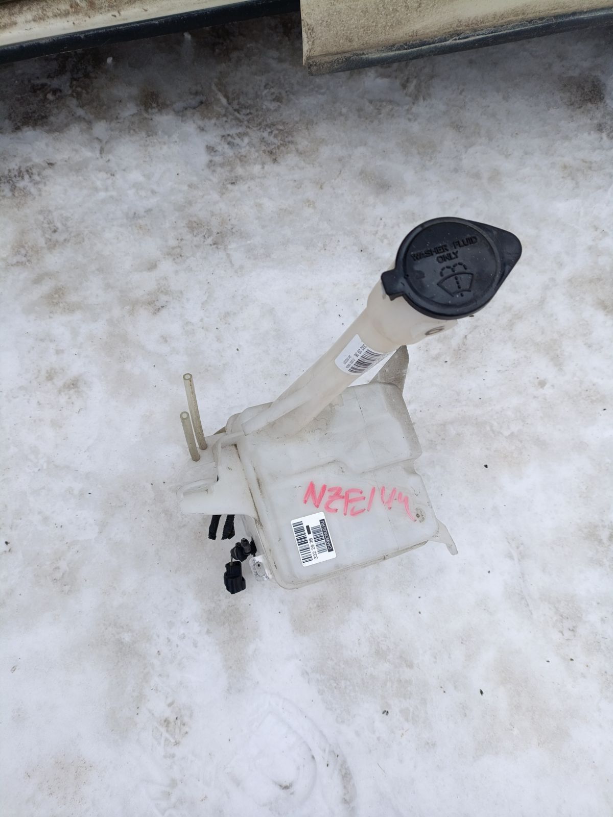 Бачок омывателя 85315-13080 на Toyota Corolla Fielder NZE144G Фото 6