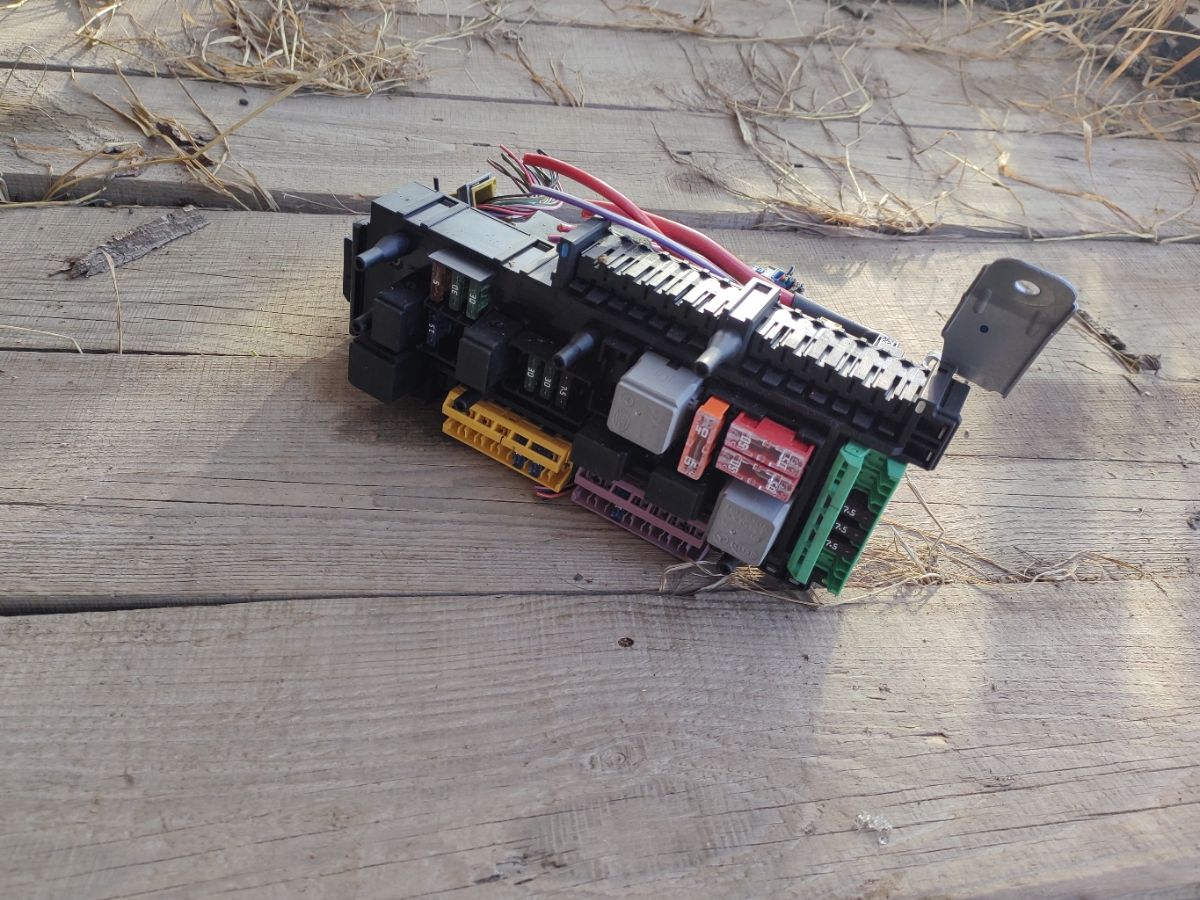 Блок предохранителей 5DK009225-25 на Mercedes-Benz C-Class Station Wagon S204.241 271.950 Фото 5