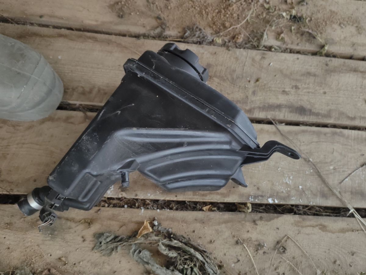 Бачок расширительный 17137567462-01, 17137519368, 17137543026, 17137567462, 17137607482, 17137640514 на Bmw 1-Series E87-UE12 N45B16A Фото 4