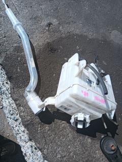 Бачок омывателя 85315-68010 на Toyota Isis ANM10G Фото 3