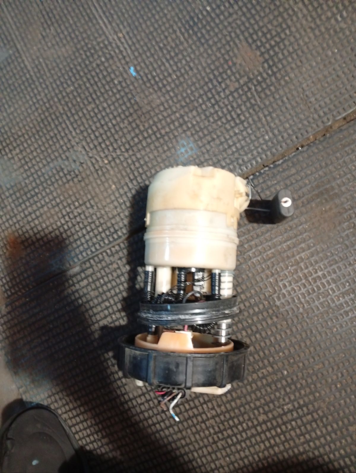 Бензонасос 17040-1V10A на Nissan Note E11 HR15DE Фото 4