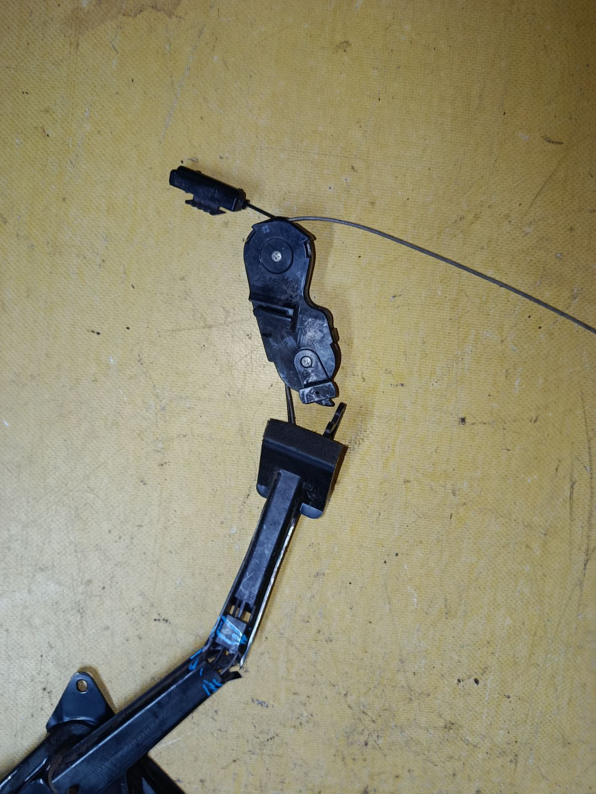 Доводчик двери на Toyota Noah ZRR70G Фото 11