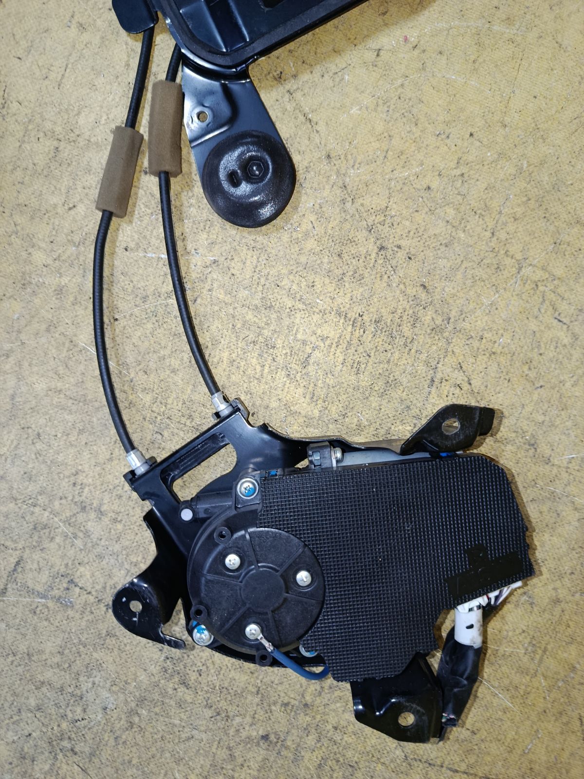 Доводчик двери на Toyota Noah ZRR70G Фото 13