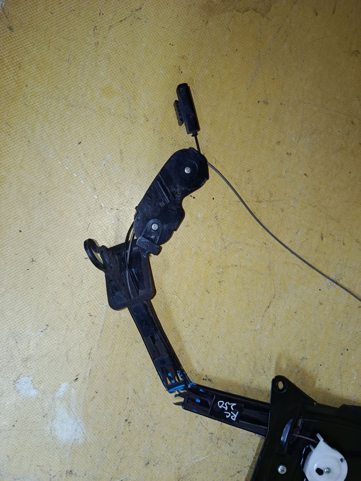 Доводчик двери на Toyota Noah ZRR70G Фото 5