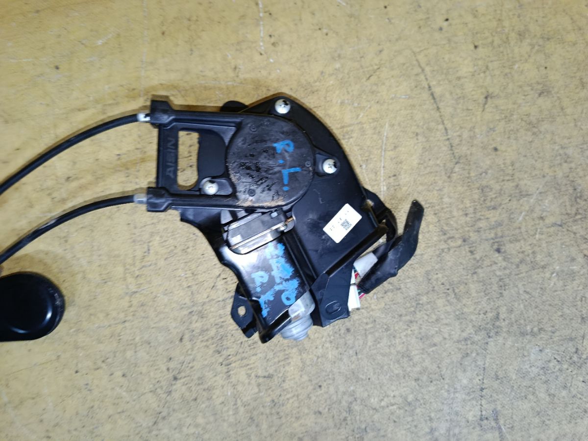 Доводчик двери на Toyota Noah ZRR70G Фото 9