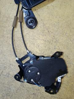 Доводчик двери на Toyota Noah ZRR70G Фото 13