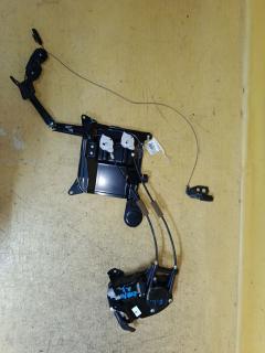 Доводчик двери на Toyota Noah ZRR70G Фото 4