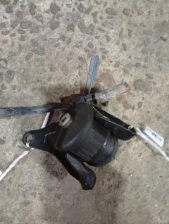 Подушка двигателя 12305-28080 на Toyota Voxy AZR60G 1AZ-FSE Фото 3