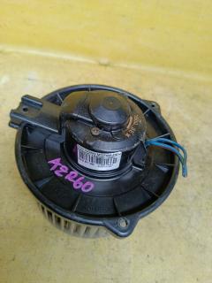 Мотор печки на Toyota Noah AZR60G