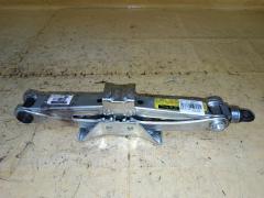 Домкрат на Honda Stepwgn RK5