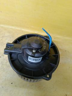 Мотор печки на Toyota Noah AZR60G