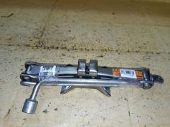 Домкрат на Nissan Fuga Y51