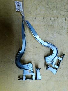Крепление капота на Toyota Vitz SCP90
