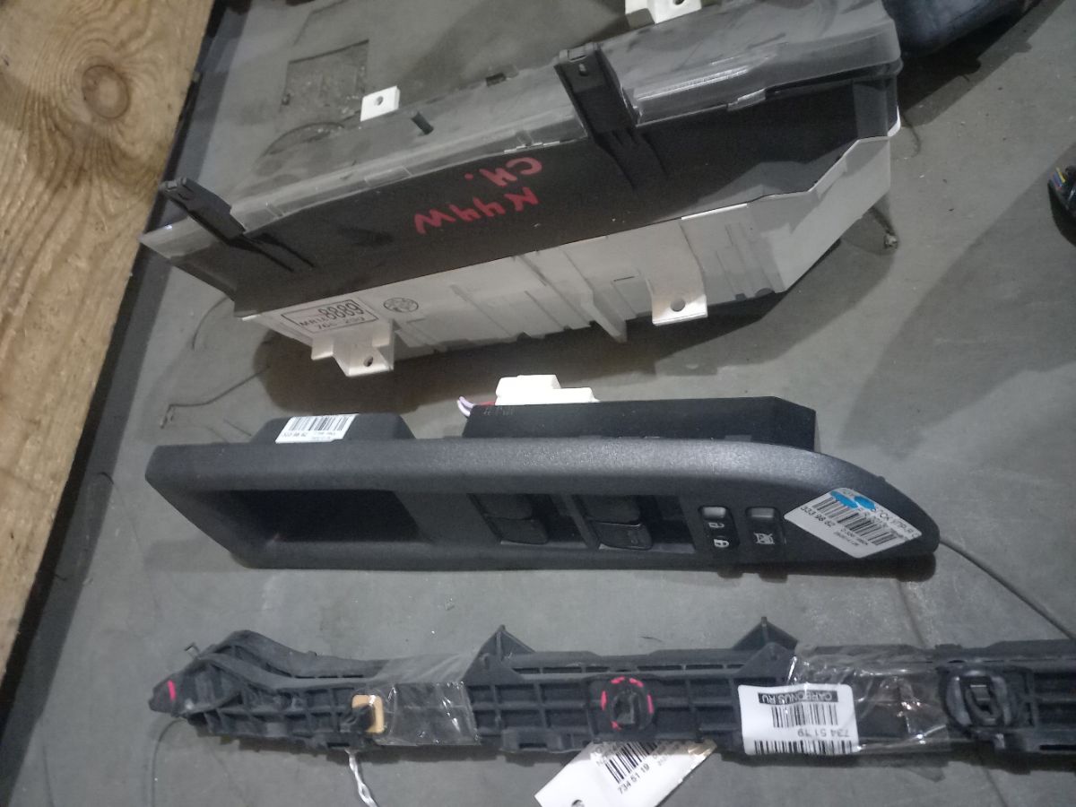 Блок упр-я стеклоподъемниками 84820-52430 на Toyota Ractis NSP120 Фото 3