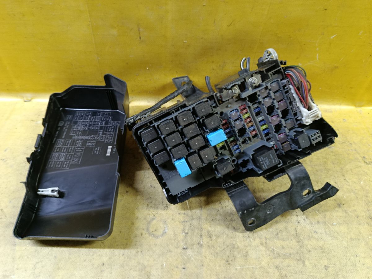 Блок предохранителей на Mazda Atenza GHEFP LF Фото 2