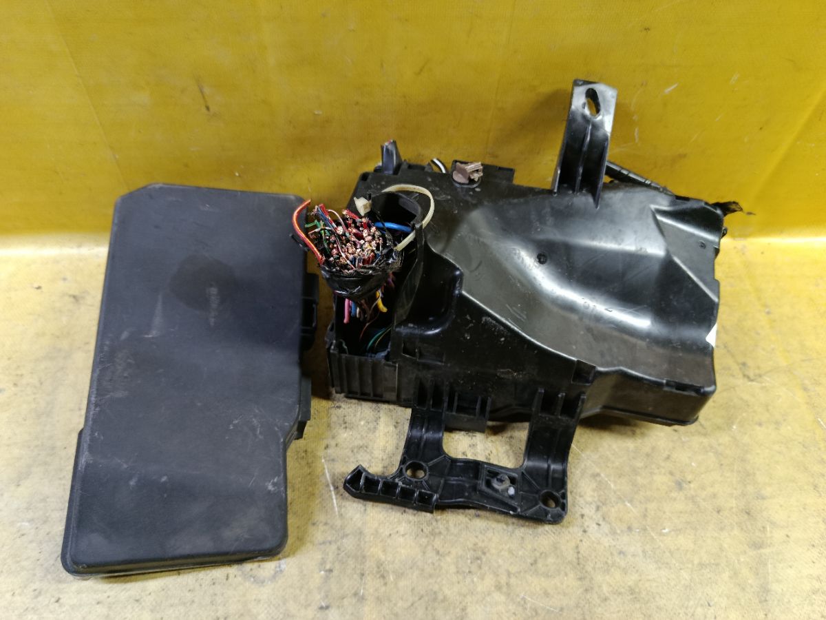 Блок предохранителей на Mazda Atenza GHEFP LF Фото 3