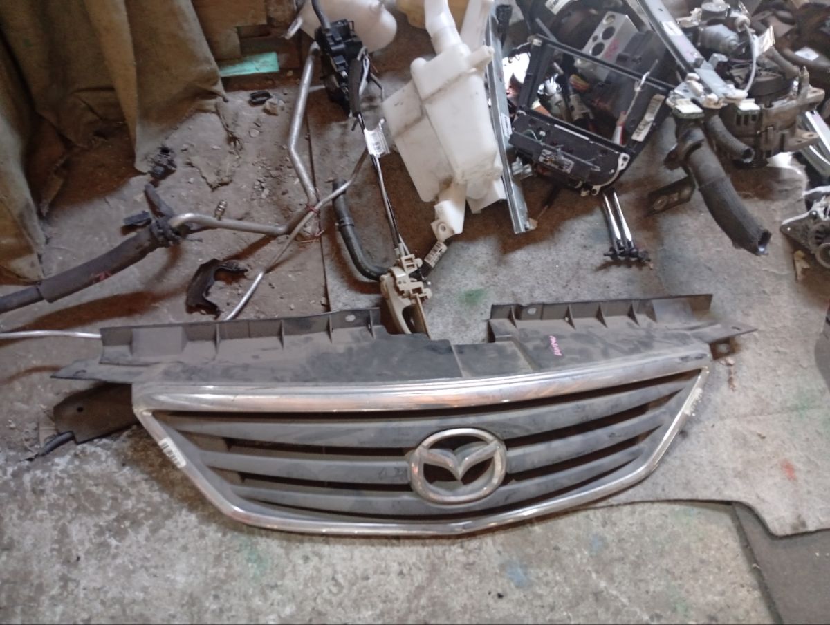 Решетка радиатора на Mazda Mpv LW5W Фото 2