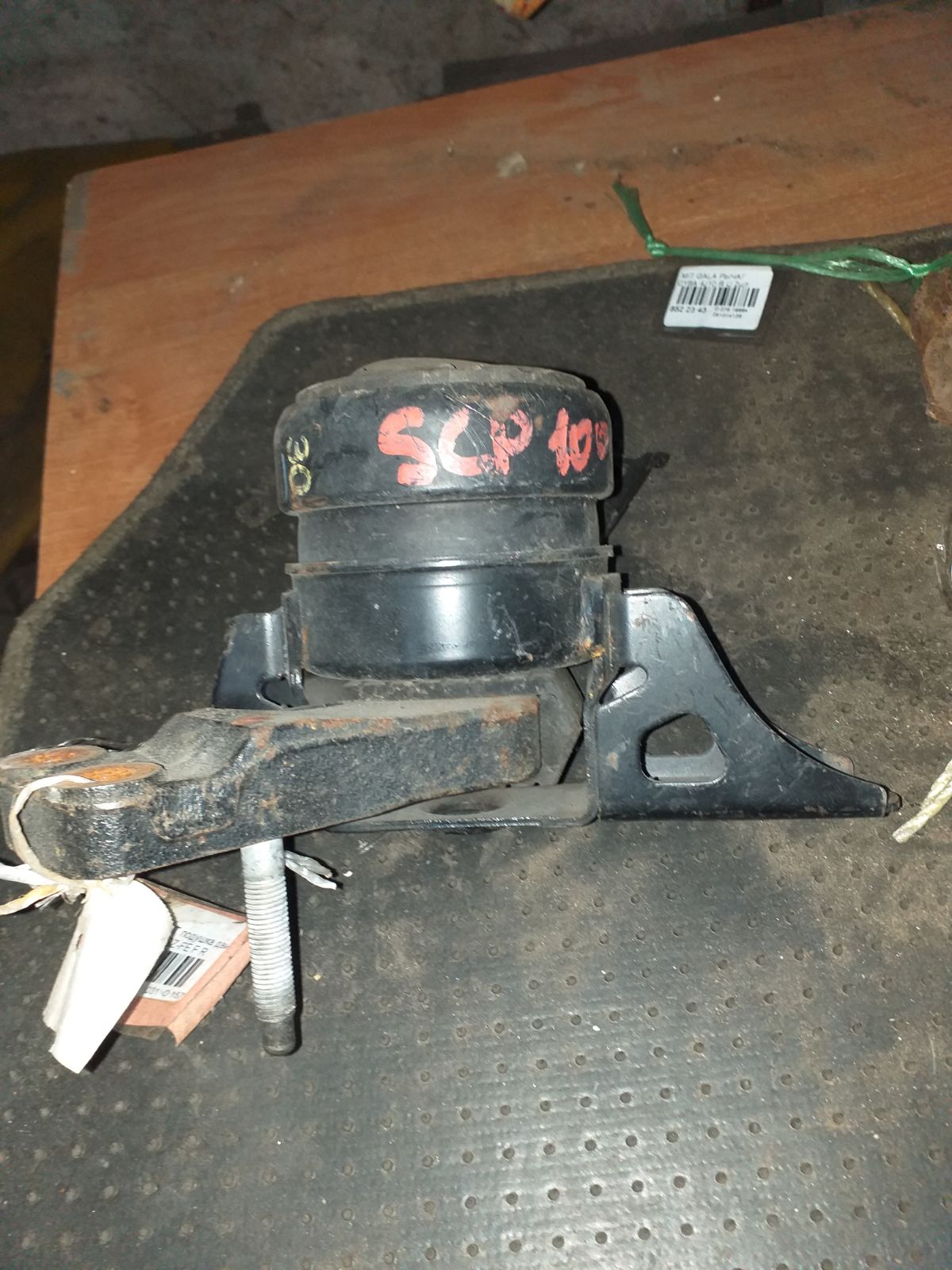 Подушка двигателя 12305-23060 на Toyota Ractis SCP100 2SZ-FE Фото 3