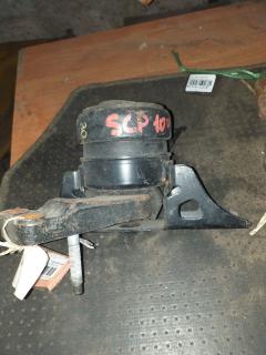 Подушка двигателя 12305-23060 на Toyota Ractis SCP100 2SZ-FE Фото 3