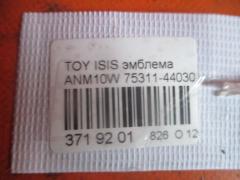 Эмблема 75311-44030 на Toyota Isis ANM10W Фото 4