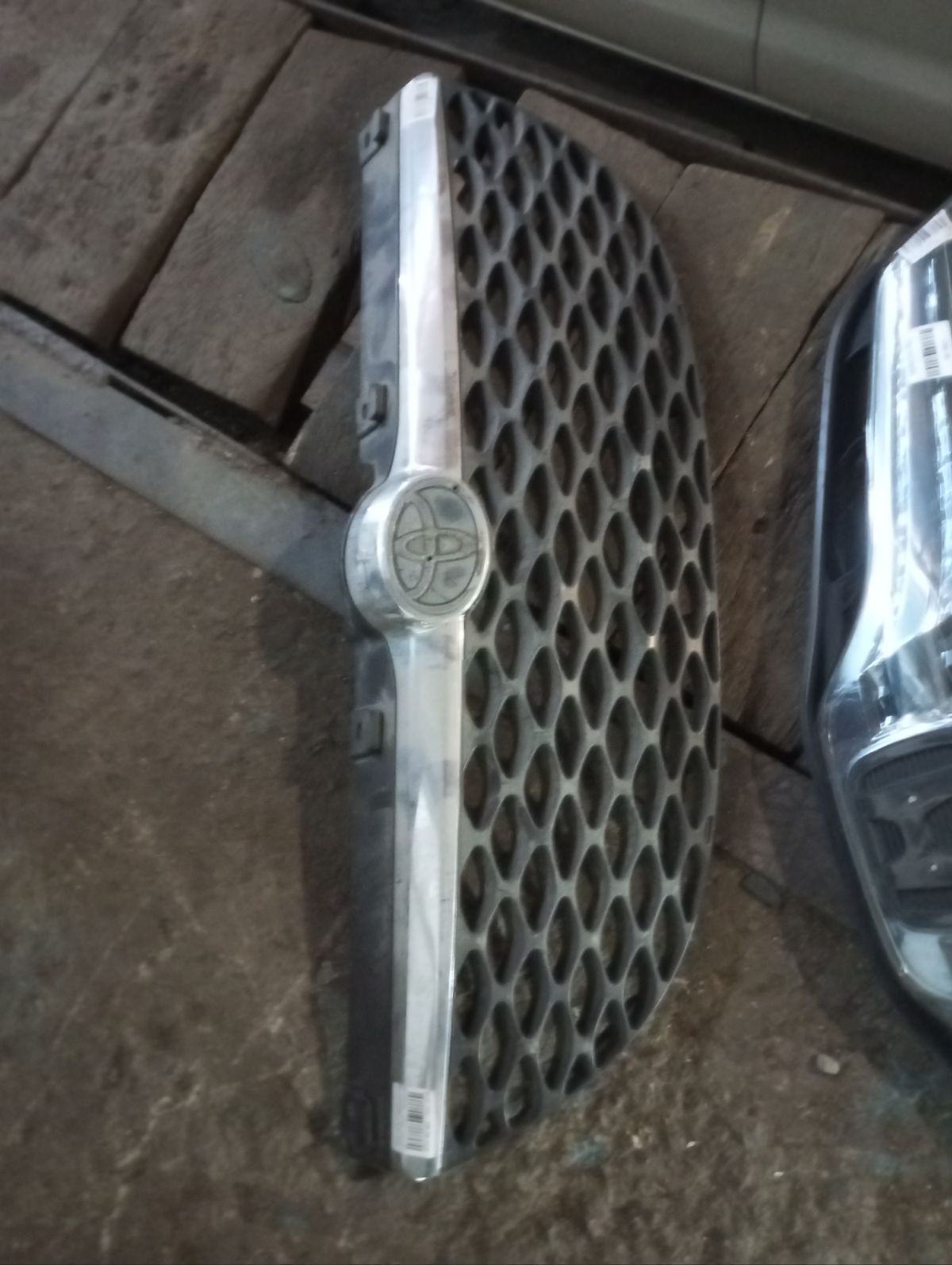 Решетка радиатора на Toyota Duet M100A Фото 3