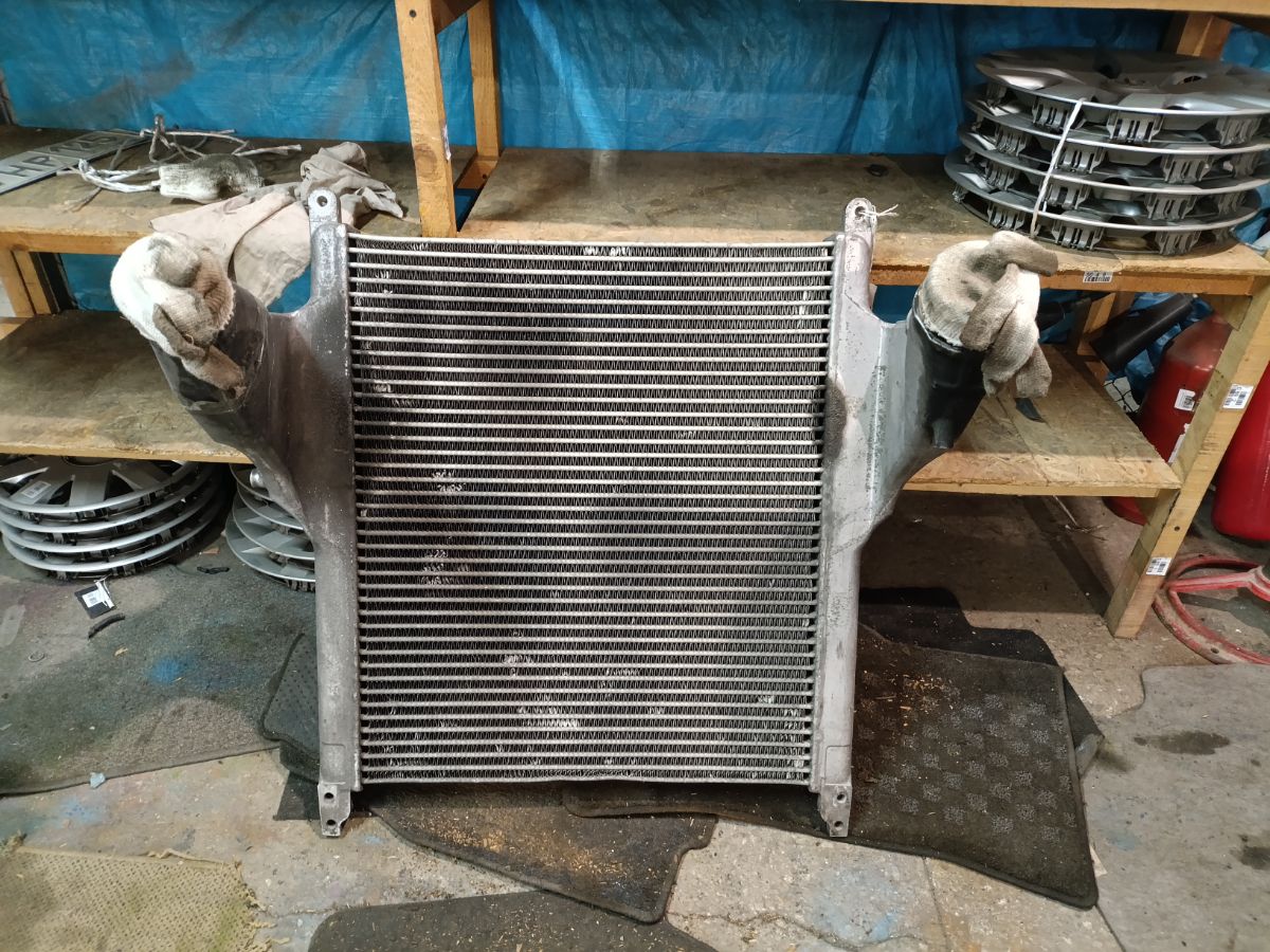 Радиатор интеркулера на Isuzu Фото 5